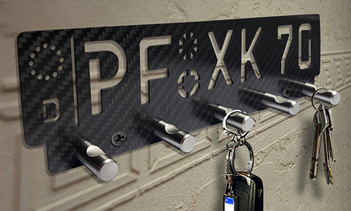 schlüsselbrett schwarz mit Schlüsseln auf dem Wand schlüsselbrett mit kennzeichen