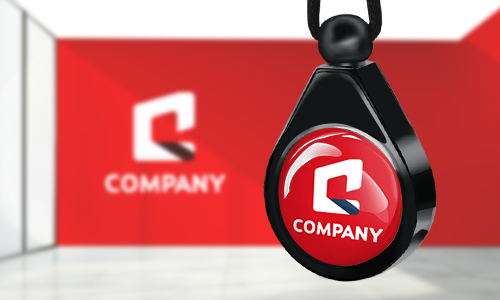 Auto-Lufterfrischer mit rotem Markenlogo