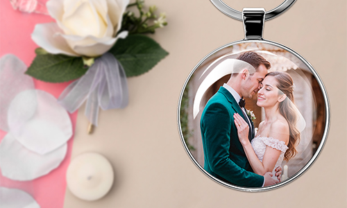 Gift round keychain with a picture of a memorable moment