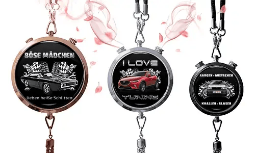 Drei runde Anhänger mit Auto-Themen auf schwarzen Hintergründen. Links: Oldtimer mit deutschem Text und Schachbrettflaggen. Mitte: rotes SUV, „I Love Tuning.“ Rechts: blaues Auto mit Schachbrettflaggen und deutschem Text. Pinke Blumenakzente rundherum.