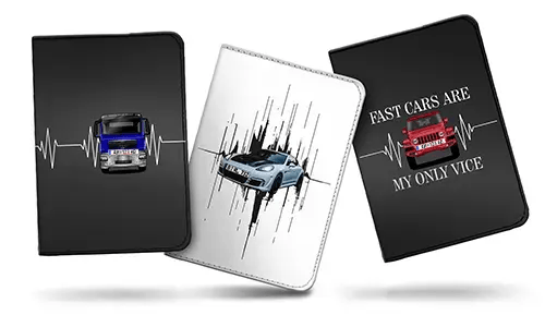 Trois couvertures de carnet auto côte à côte : voiture bleue-argent avec battements de cœur, voiture de sport bleue avec lignes de mouvement, voiture rouge avec citation FAST CARS