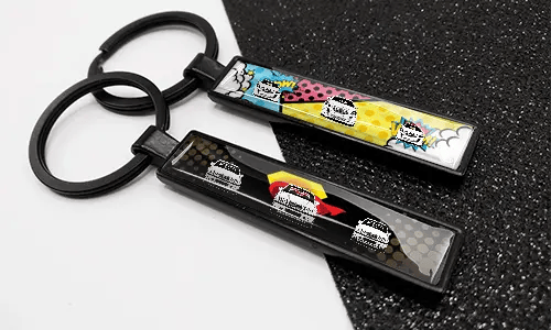 Comic-Schlüsselanhänger mit Nummernschild, farbenfrohen Designs und Autoillustrationen