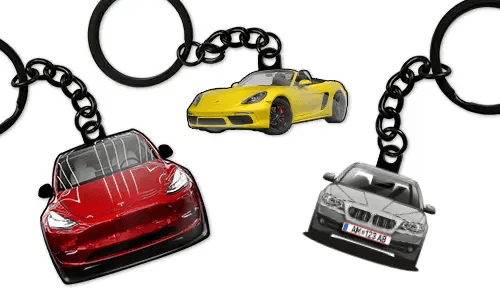 Porte-clés voiture personnalisés avec une berline rouge, un cabriolet sportif jaune et une berline bleue, conçus comme accessoires et cadeaux automobiles sur mesure