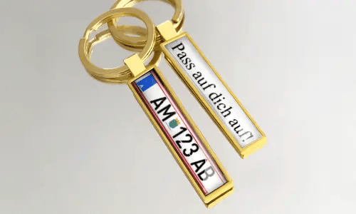 Kultaiset metalliriipukset sisältävät henkilökohtaisia rekisterikilpisuunnitelmia ja kaiverrettua tekstiä