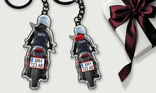 Personalizowany brelok motocyklowy z imieniem i tablicą – prezent dla twojej mamy