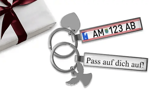 Gepersonaliseerde cadeau-avaimenperä met nummerplaatlabel en gegraveerde boodschaphanger