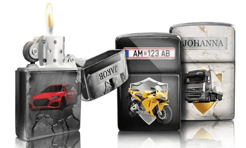 Drei metallische Feuerzeuge mit individuellen Designs: ein rotes Auto, ein gelbes Motorrad mit Kennzeichen und ein LKW mit der Aufschrift „JOHANNA“. Ein Feuerzeug ist geöffnet und die Flamme brennt.