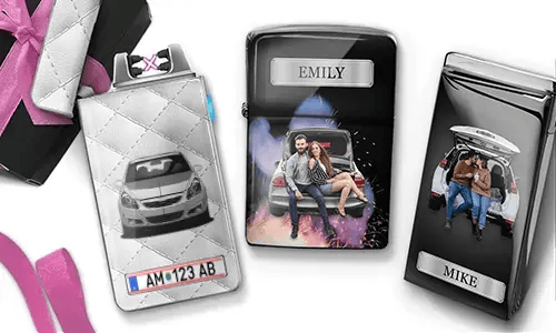 Drei personalisierte Zigarettenetuis sind zu sehen. Das erste zeigt ein Auto mit Kennzeichen. Das zweite zeigt ein Paar, das auf einem Auto sitzt, mit der Aufschrift „Emily“ vor farbenfrohem Hintergrund. Das dritte zeigt ein Paar im Kofferraum eines Autos, mit der Aufschrift „Mike“. Rosafarbene Schleifenakzente sind sichtbar.