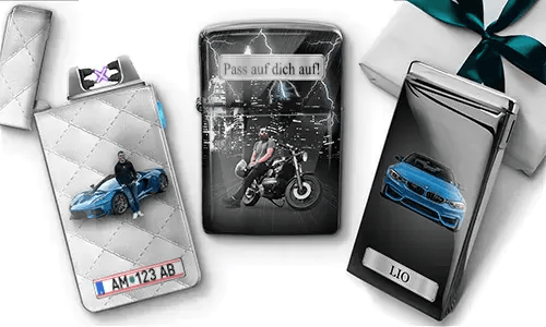 Drei personalisierte Zigarettenfeuerzeuge mit Designs: ein Mann posiert neben einem blauen Auto, eine Person auf einem Motorrad, und ein blaues Auto mit der Aufschrift „Bester Sohn“.
