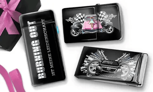 Ein dekoratives Feuerzeug und zwei Etuis mit Rennmotiven. Ein Feuerzeug trägt die Aufschrift „Burning Out Ist Meine Leidenschaft“ mit lebhaften Auto-Grafiken.