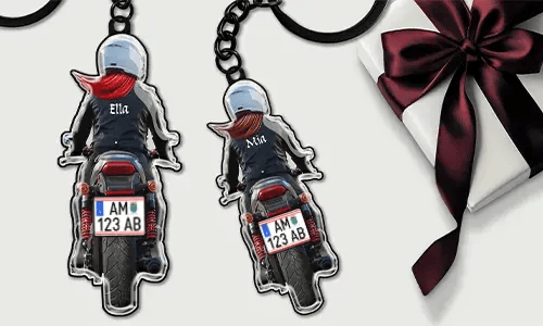 Personalisierter Motorrad-Schlüsselanhänger mit Namen und Kennzeichen - Geschenk für deine Frau