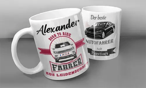 Zwei weiße Tassen mit personalisierten Auto-Motiven: links mit silbernem Fahrzeug und deutschem Text für Alexander, rechts mit weißem Fahrzeug und markanter Schrift für Bastian