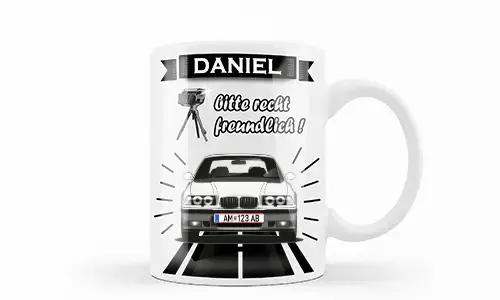 Weiße Tasse mit silbernem Auto und Blitzer-Grafik, Name Daniel und humorvollem deutschen Text