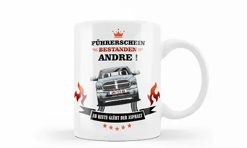Weiße Tasse mit silbernem Auto, Flammen und Reifenspuren, deutscher Glückwunschtext zur Führerscheinprüfung für Andre