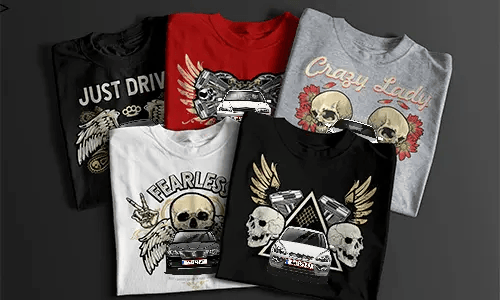 Zwei T-Shirts mit detaillierten Auto-Frontgrafiken, eines rot mit kräftigem schwarzen Design und eines weiß mit hellerem Druck, nebeneinander neben einer schwarzen Geschenkbox mit Schleife, automobil-inspirierte Mode für Autoliebhaber