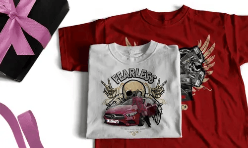 Zwei T-Shirts: weiß mit FEARLESS, Schädel, Heiligenschein, Handzeichen, rotem Auto; rot mit Flügelschädel