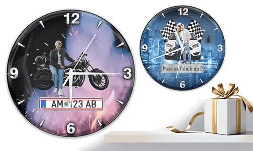 Zwei Wanduhren mit Fahrzeugmotiven: links mit Motorrad und violett-orangener Leuchtkulisse, rechts mit weißen Autos und Rennflaggen auf blauem Hintergrund