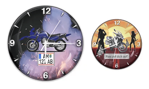 Zwei Wanduhren mit Motorradmotiven: links mit blauem Bike und Flammenhintergrund, rechts mit weißem Bike und Sonnenuntergang
