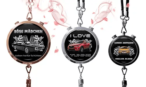 Drei runde Anhänger mit Auto-Themen auf schwarzen Hintergründen. Links: Oldtimer mit deutschem Text und Schachbrettflaggen. Mitte: rotes SUV, „I Love Tuning.“ Rechts: blaues Auto mit Schachbrettflaggen und deutschem Text. Pinke Blumenakzente rundherum.