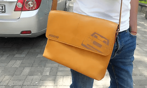 damen und herrren leder umhängetasche neben Auto leder umhängetasche männer und frauen