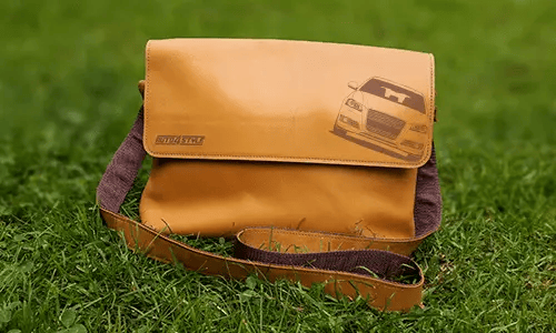 damen und herrren leder umhängetasche auf dem Gras Umhängetaschen Damen Berlin