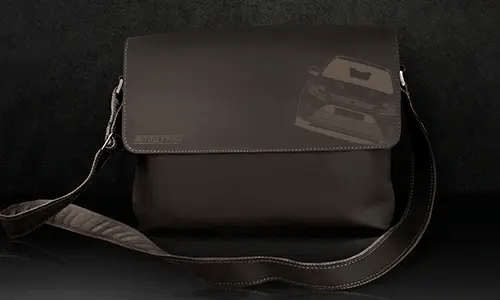 schwarze ledertasche auf schwarzem Hintergrund tasche schwarz leder