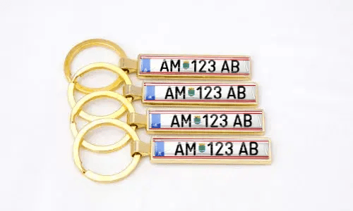Porte-clés dorés style plaque d’immatriculation avec numéros personnalisés arrangés