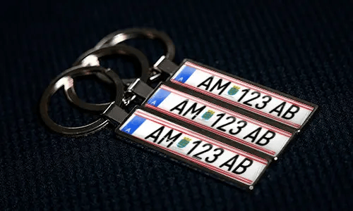Personalisierte Schlüsselanhänger mit Kennzeichen-Designs und individuellen Nummern