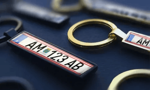 Personalisierter Schlüsselanhänger im Kennzeichen-Stil mit individuellem Text