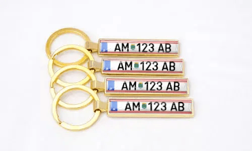 Gouden metalen nummerplaat sleutelhangers benadrukken gepersonaliseerde auto-accessoires