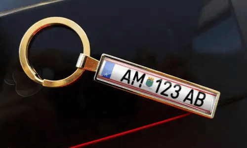 Il portachiavi dorato personalizzato presenta un design di targa su misura