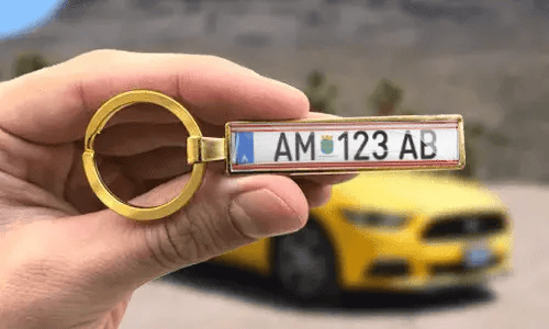 Porte-clés en métal doré avec numéros de plaque d’immatriculation gravés