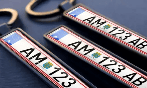 Gepersonaliseerde nummerplaat sleutelhangers met gegraveerde nummers en eigen tekst in metalen frames
