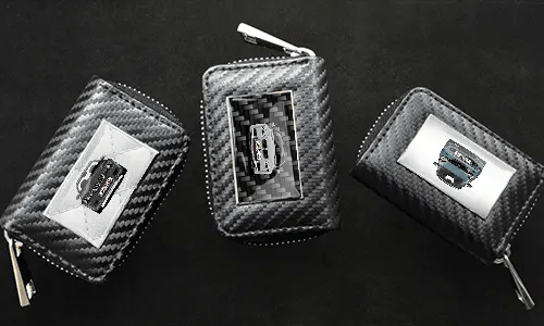 schlüssel hülle mit Autobildern auf dem Tisch schlüssel hülle