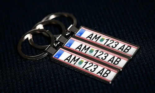 Autoschlüsselanhänger mit Kfz-Kennzeichen, individuell gestaltet und mit Metallfinish