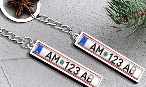 Metallynkeychain med nummerplade og flagdetalje