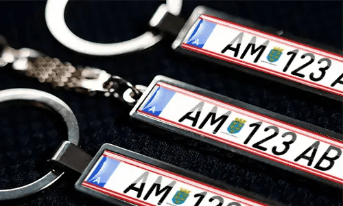 Metall-Schlüsselanhänger mit personalisierten Nummernschildern