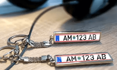 Personlige metallynkeychains med tilpasset tekst og nummerplade-stil mærker