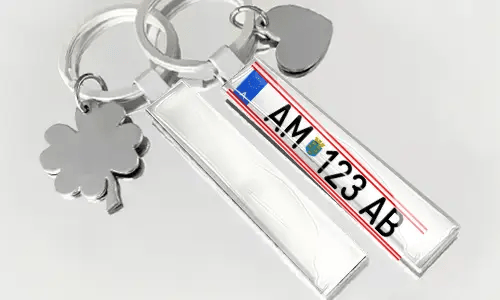Porte-clés style plaque d’immatriculation avec drapeau et breloques décoratives