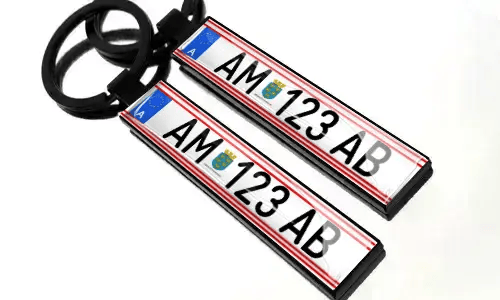 Nummernschild-Schlüsselanhänger mit schwarzen Schlüsselringen