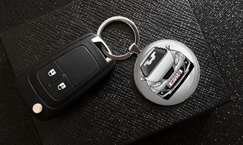 schlüsselanhänger personalisiert mit Autoschlüssel auf dem Tisch personalisierter schlüsselanhänger