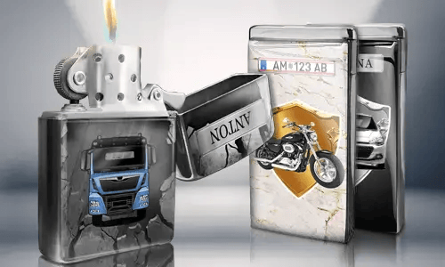 Geöffnetes Metallfeuerzeug mit blauem LKW-Design, Flamme brennt. Dahinter stehen zwei geschlossene Feuerzeuge mit Motiven: ein Motorrad und ein Auto mit Kennzeichen.