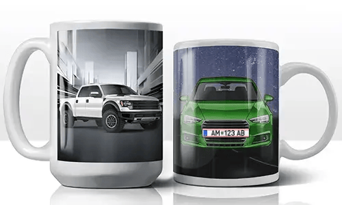 Zwei Tassen mit Autodesigns: Auf der linken Tasse ist ein weißer Lastwagen in einer modernen Stadtlandschaft, auf der rechten Tasse ein grünes Auto unter einem sternenklaren Nachthimmel.