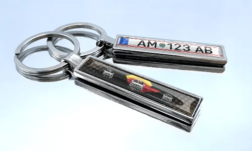 Set aus Metall-Comic-Auto-Schlüsselanhängern mit bunten Rennfahrzeug-Designs