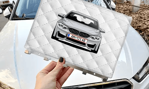 schlüsselbrett personalisiert mit Weißleder Hintergrund in der Hand personalisiertes schlüsselbrett