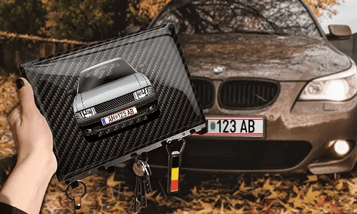 schlüsselbrett personalisiert mit Carbon Hintergrund in der Hand individuelles Schlüsselbrett