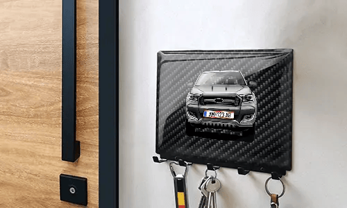 schlüsselbrett personalisiert mit Carbon Hintergrund auf der Wand Schlüsselbrett mit Wunschmotiv