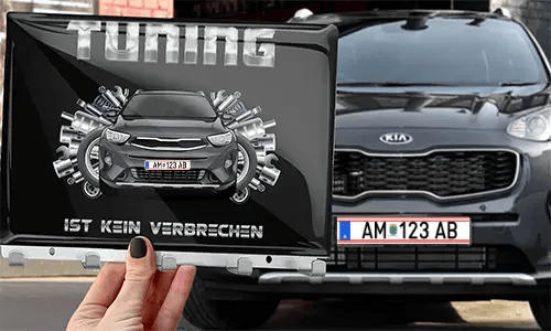 schlüsselbrett design in der Hand mit dem Wagen auf dem Hintergrund schlüsselbrett auto design