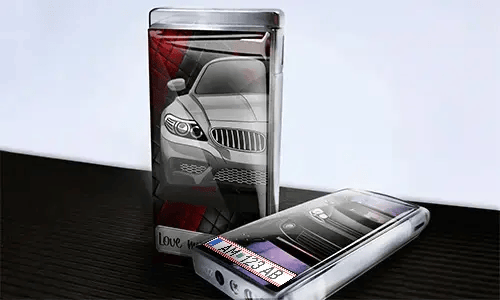 Zwei Handyhüllen mit silbernem BMW-Design: eine aufrecht mit rotem geometrischem Hintergrund und Text 
