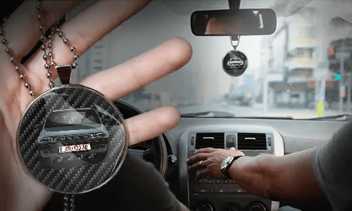 Innenspiegelanhänger in der Hand im Auto auto innenspiegel anhänger